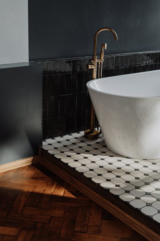 How to Create a Minimalist Bathroom Setup for a Calm and Clean Space